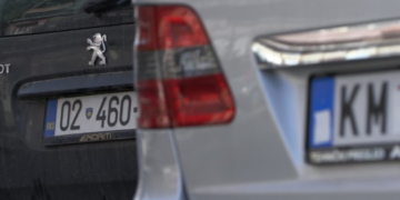 Ishin riregjistruar me targat “Republika e Kosovës”, digjen dy makina në Zubin Potok