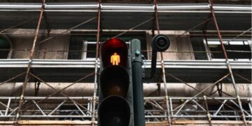 Ra nga skela dhe “fluturoi” nga 3 metra lartësi, 41-vjeçari shqiptar në gjendje të rëndë