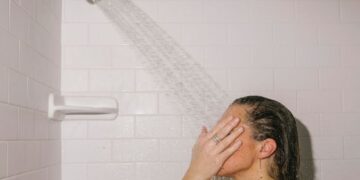 Dush në mëngjes apo në mbrëmje, dermatologët tregojnë se kur është koha e duhur