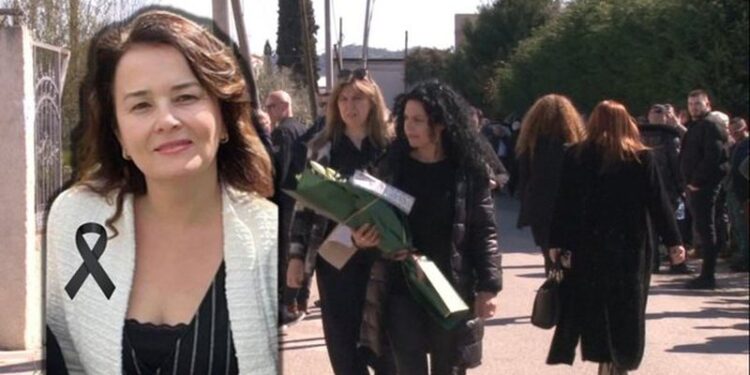 Prekëse! Me buqeta lulesh, dhimbje dhe lot përcillet për në banesën e fundit mësuesja që ra në kontakt me energjinë elektrike teksa lahej në dush