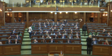 “Phuu t’q… tradhtarin”, deputeti shan në seancë, dëgjohet gjatë transmetimit live