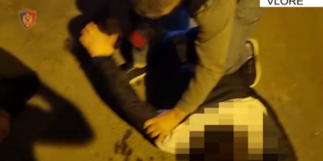 “Shtrihu në tokë, asnjë lëvizje”, policia “mbërthen” të rinjtë në Vlorë, parandalohet ngjarja e rëndë kriminale