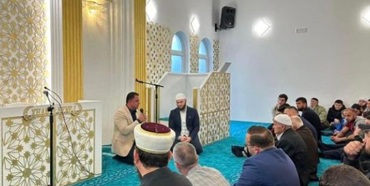 Kryebashkiaku i Kavajës shfrytëzon kultet fetare për zgjedhjet e 14 majit, fushatë brenda xhamisë