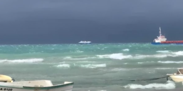 Moti i keq, ndalohet lundrimi i anijeve të peshkimit në Vlorë për shkak të dallgëve