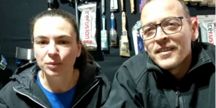 Çifti shqiptar që punojnë si muratorë në Greqi, gruaja: Ia “vodha” zanatin bashkëshortit, i kemi gjërat e ndara