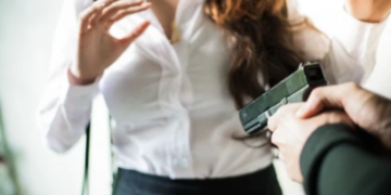 “Do të t’i hedh trutë në erë”, i revoltuar për vonesën e shqyrtimit të çështjes , 74-vjeçari në Korçë merr peng avokaten nën kërcënimin e armës: Bëj si të them unë (FOTO)