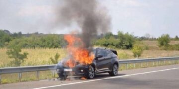 Gjendet një makinë e djegur në autostradën Tiranë-Durrës