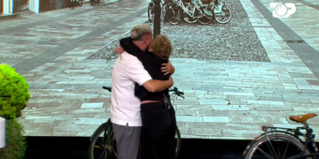 Luizi surprizohet nga nëna e tij, përloten të dy