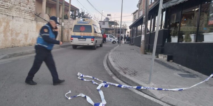 Kunata po flinte me djalin 2 vjeç, Roland Sinani e qëlloi për vdekje dhe doli para shtëpisë, shtiu dy herë në ajër dhe më pas u vetëvra