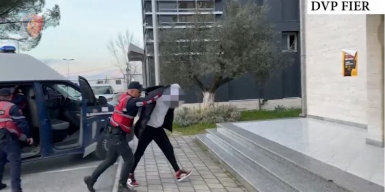 Shkatërrohet grupi kriminal që shpërndante lëndë narkotike në Fier, dy në pranga dhe dy në kërkim