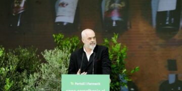 Këmbanë alarmi për fasoneritë, Rama: Të rejat me iphone nuk punojnë me 30 mijë lekë rrogë