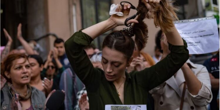 Irani instalon kamera në vende publike për të identifikuar gratë pa shami