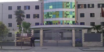 Vodhi para në bankën ku punonte, arrestohet 37-vjeçarja në Durrës