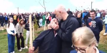 Rama s’përmbahet, i ‘shpërthen’ dashuria e madhe, puth në ballë një burrë në Kamëz