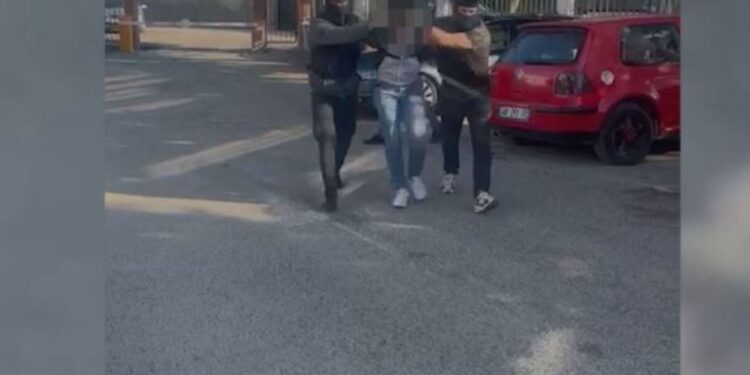 Në kërkim ndërkombëtar për plagosje, arrestohet 25-vjeçari në Kavajë, pritet ekstradimi drejt Italisë