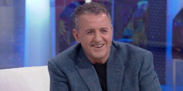 Sa vjeç bën sot? Agron Llakaj feston ditëlindjen, stafi e bën të përlotet me surprizën