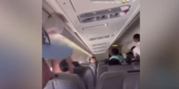 Dy gra përleshen në bord, thyhet gjatë fluturimit dritarja e avionit (VIDEO)