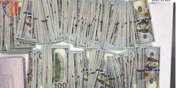 Tentoi të fuste në Shqipëri gati 30,000 dollarë duke i fshehur në valixhe, procedohet 44 vjeçari kinez
