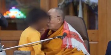 “Më thith gjuhën”, Dalai Lama shokon me videon e turpshme (VIDEO)