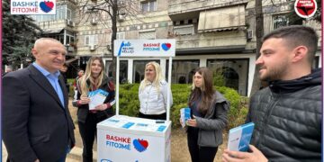 “Stendat e shpresës”, Meta me të rinjtë në Tiranë: Po promovojmë planin për transport publik falas