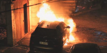 I vihet zjarri “Benz-it” të parkuar në Korçë, lëndohet dhe vetë autori