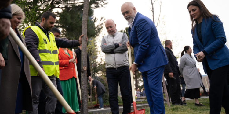 Të ndarë në grupe sipas qarqeve, Rama publikon pamje nga hapja e fushatës: S’ka propagandë elektorale, do financojmë për dhurime pemësh