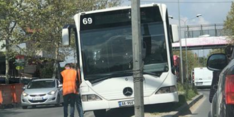 Urbani i “Kamzës” hipën në trafikndarse, qytetarët zbresin të frikësuar