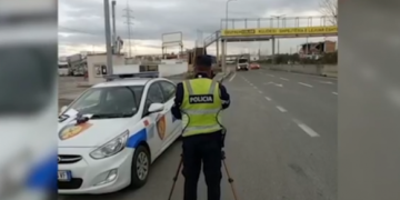 I dehur në timon, 23-vjeçari në Tiranë me shpejtësi tenton t’i largohet policisë, por aksidentohet