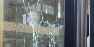 Tronditet Laçi, breshëri kallashnikovi mbi një biznes