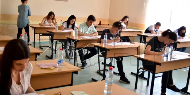 Ndryshon provimi i maturës, do zhvillohet në salla të mëdha dhe monitorohet me kamera