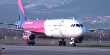 Skandal me linjën e ‘Wizz Air’! Shtyhen fluturimet drejt Italisë, qytetarët “bllokohen” në Rinas