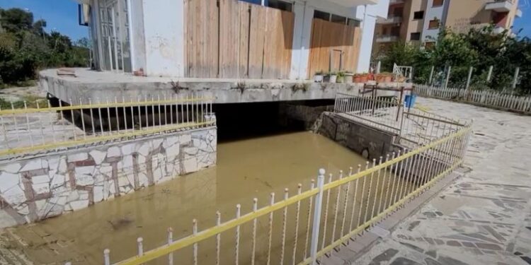 Reshjet lanë pasoja për bizneset në Golem, bashkia e Kavajës s’ka marrë asnjë masë, banorët: Çdo vit përmbytemi!