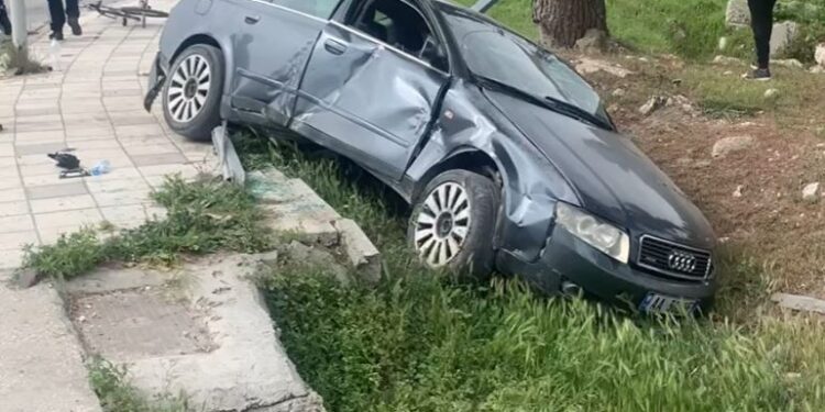 Aksident automobilistik në Vlorë, “Audi” del nga rruga dhe përfundon në kanal, një i plagosur (VIDEO)