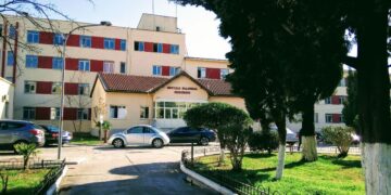 Bie zjarr në katin e katërt të Spitalit Rajonal Shkodër, nuk ka të lënduar