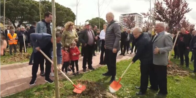 “Doni dhe rritje pagash ju, kape lopatën aty!” Rama ironizon deputetin e PS