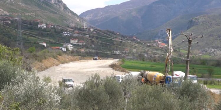 Rruga Elbasan-Qafë Thanë do të bëhet me katër korsi, distanca do të shkurtohet me 20 kilometra