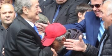 Demokrati i puth dorën Berishës gjatë hapjes së fushatës në stadium