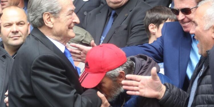 Demokrati i puth dorën Berishës gjatë hapjes së fushatës në stadium