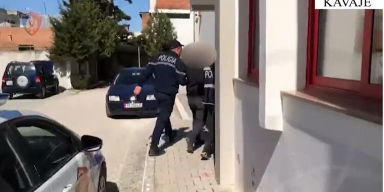 I dënuar me mbi 4 vjet burg për lëndë narkotike, arrestohet 41-vjeçari në Kavajë