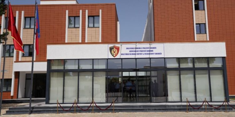Arsenal armësh gati për shitje në një banesë në Shkodër, shpallet në kërkim 43 vjeçari, procedohet nëna e tij
