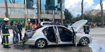 Përfshihet nga flakët “Benz-i” në mes të Tiranës