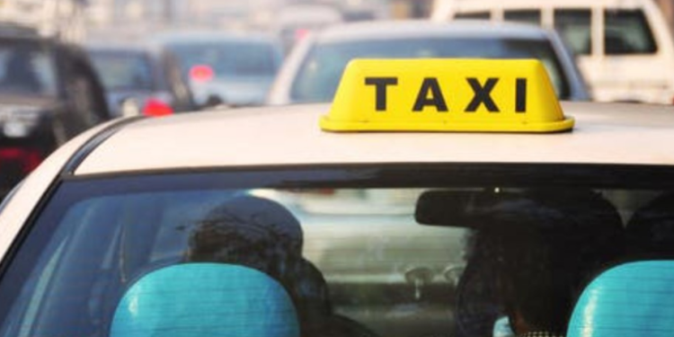 Humb jetën në mes të rrugës taksisti në Tiranë