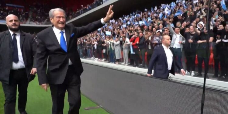 Berisha mbërrin në stadium, përshëndet me dy gishtat lart të pranishmit