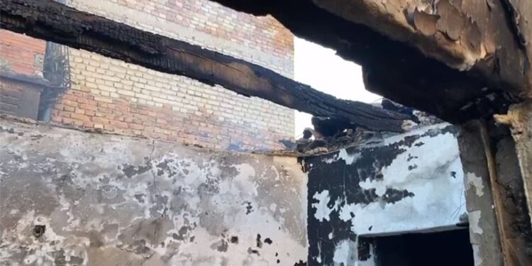 Dhëndri nga Kosova i vuri flakën shtëpisë së gruas, flet fqinja: I tha do të të përvëloj