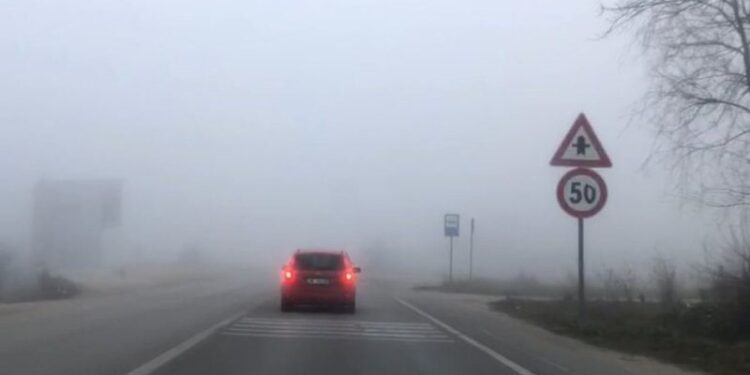 Rruga e Kombit “pushtohet” nga mjegulla, rrezik në qarkullimin e mjeteve, ja thirrja e fortë për shoferët