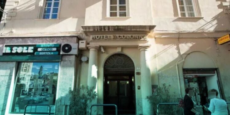 Humb jetën kryabashkiaku polak, bie nga kati i katërt i hotelit në Itali