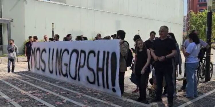 “Mos u ngopshi!” Parlamenti miraton sot rritjen e pagave për deputetët dhe ministrat, Lëvizja Bashkë proteston