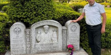 Shkëlqim Hajdari viziton varrin e Fan Nolit në SHBA: Shpresoj që pas 100 vitesh të kthehet në atdhe e ta gjejë Shqipërinë më demokratike