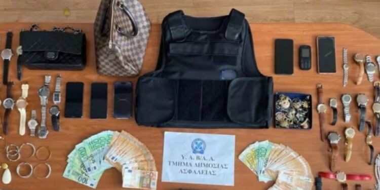 Shkatërrohet banda e “skifterëve” shqiptarë në Athinë, në krye një grua, mbi 230 mijë euro të vjedhura