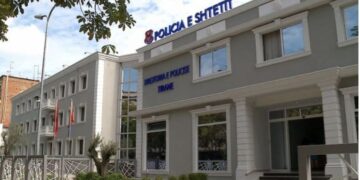 Trembi nxënësit e shkollës me pistoletë imituese, nisin hetimet për 20-vjeçarin në Tiranë